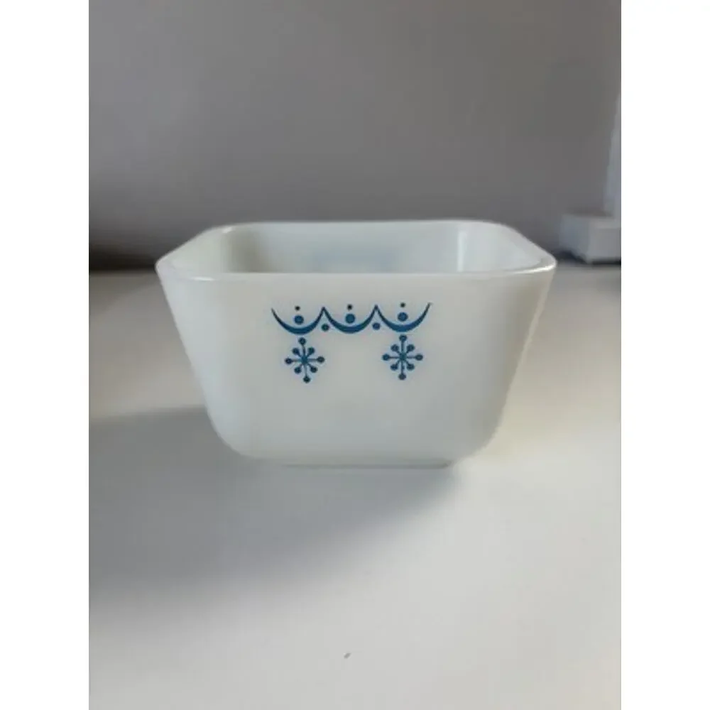 Vintage Pyrex Blue Snowflake Refrigerator Dish 501 with Glass Lid 1 1/2 Cup